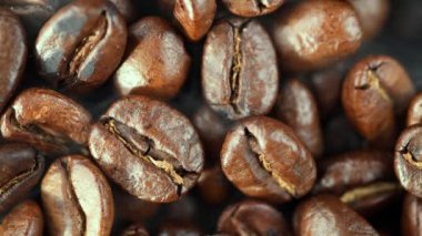 Kavrulmuş kahve çekirdekleri ve tavada duman.