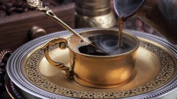 热咖啡从咖啡壶倒进杯子里 — 图库视频影像