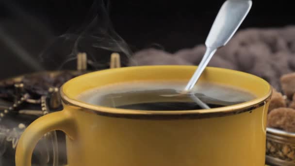 Horká Káva Šálku Párou Starém Pozadí — Stock video