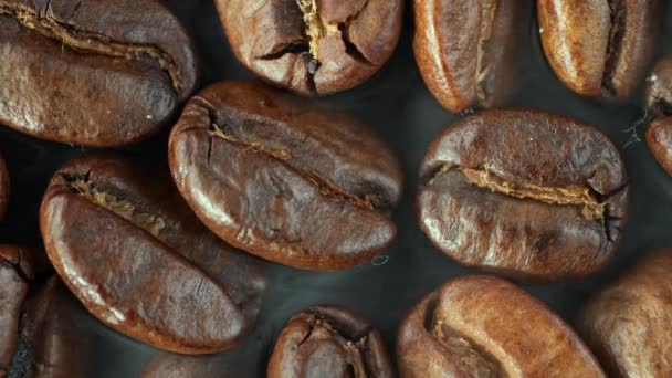 Geröstete Kaffeebohnen Mit Rauch Der Pfanne — Stockvideo