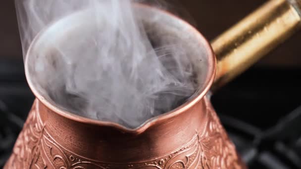 Café Chaud Dans Une Tasse Avec Vapeur Sur Vieux Fond — Video