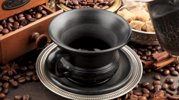 コーヒーポットからカップに蒸気を注ぐコーヒー — ストック動画