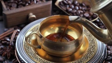 Kahve fincanından kahve fincanına buharlı kahve döküldü.