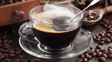 Eski bir fonda buharlı sıcak kahve.