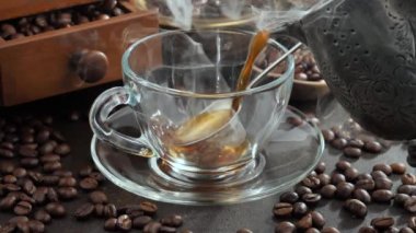 Kahve fincanından kahve fincanına buharlı kahve döküldü.