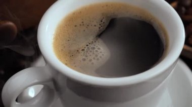 Eski bir fonda buharlı sıcak kahve.