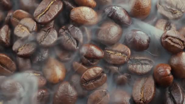 Geröstete Kaffeebohnen Mit Rauch Der Pfanne — Stockvideo