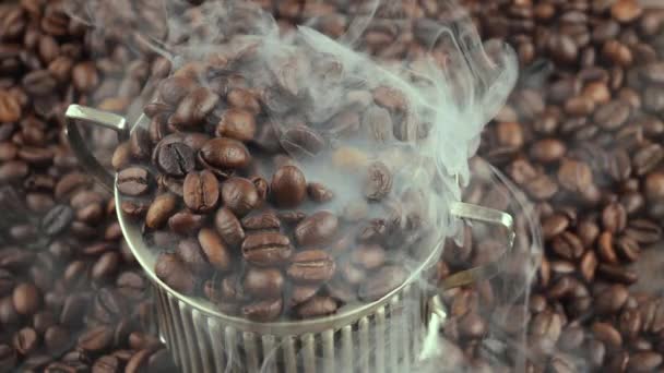 Geröstete Kaffeebohnen Mit Rauch Der Pfanne — Stockvideo