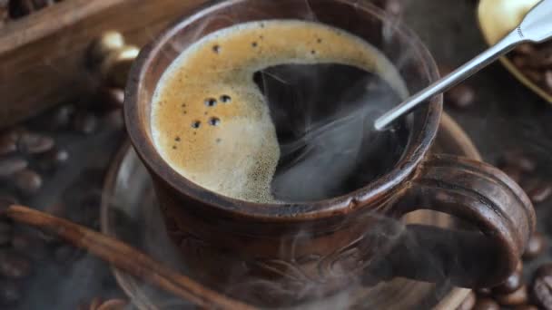 Café Chaud Dans Une Tasse Avec Vapeur Sur Vieux Fond — Video