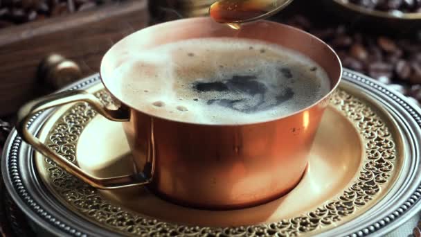 Dampfender Kaffee Einer Tasse Mit Einem Löffel Mischen — Stockvideo