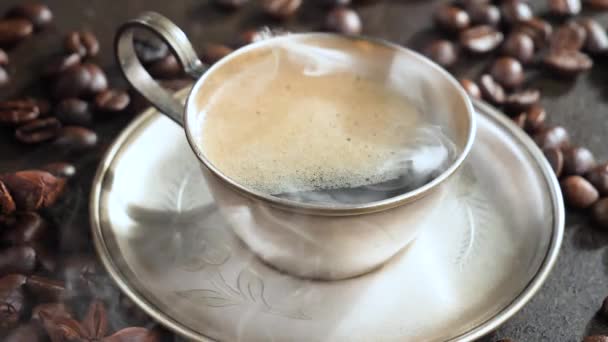 Heißer Kaffee Einer Tasse Mit Dampf Auf Altem Hintergrund — Stockvideo
