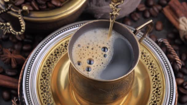 Heißer Kaffee Einer Tasse Mit Dampf Auf Altem Hintergrund — Stockvideo