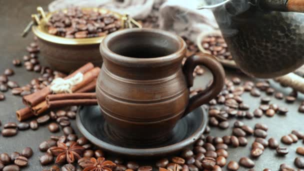 热咖啡从咖啡壶倒进杯子里 — 图库视频影像