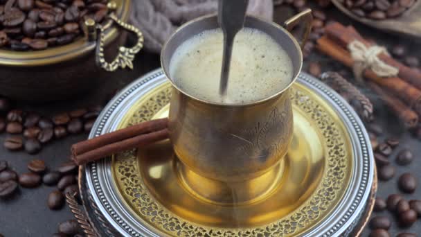 Dampfender Kaffee Einer Tasse Mit Einem Löffel Mischen — Stockvideo