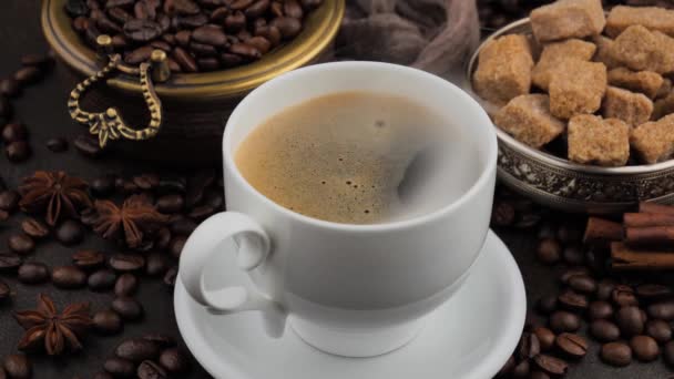 Heißer Kaffee Einer Tasse Mit Dampf Auf Altem Hintergrund — Stockvideo