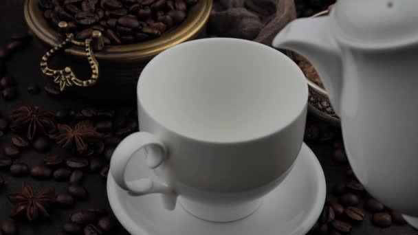 Café Caliente Vierte Desde Cafetera Taza — Vídeos de Stock