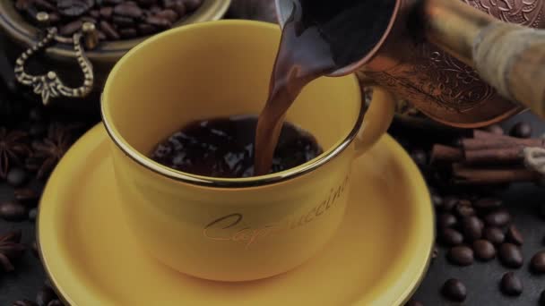 Caffè Caldo Viene Versato Dalla Macchina Caffè Nella Tazza — Video Stock