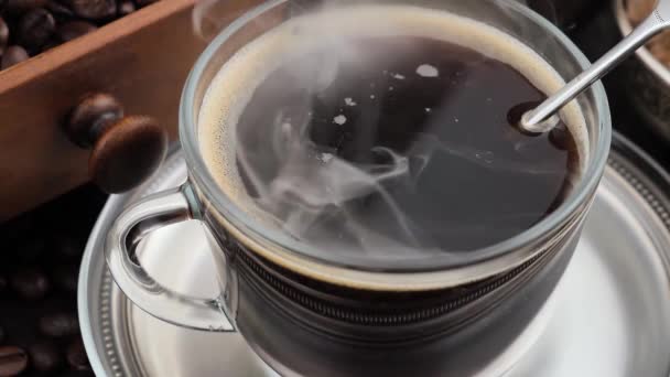 Café Caliente Una Taza Con Vapor Sobre Fondo Viejo — Vídeo de stock