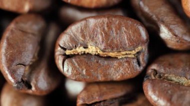 Kavrulmuş kahve çekirdekleri ve tavada duman.