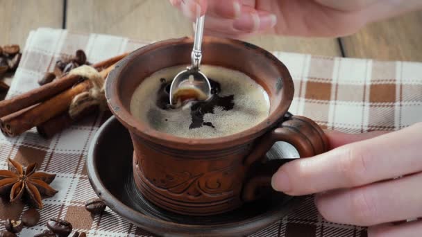 Misturando Café Fumegante Uma Xícara Com Uma Colher — Vídeo de Stock