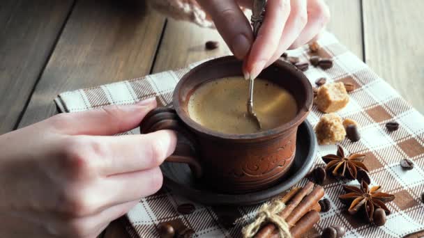 Stomende Koffie Mengen Een Kopje Met Een Lepel — Stockvideo