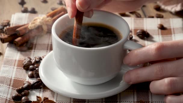 Mieszanie Parującej Kawy Filiżance Łyżeczką — Wideo stockowe