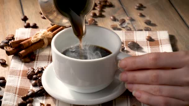 Ζεστός Καφές Χύνεται Από Την Καφετιέρα Στο Κύπελλο — Αρχείο Βίντεο