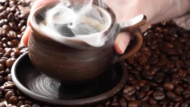 Warme Koffie Een Kopje Met Stoom Een Oude Achtergrond — Stockvideo