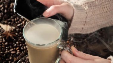 Eski bir fonda buharlı sıcak kahve..