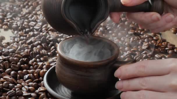 Ζεστός Καφές Χύνεται Από Την Καφετιέρα Στο Κύπελλο — Αρχείο Βίντεο