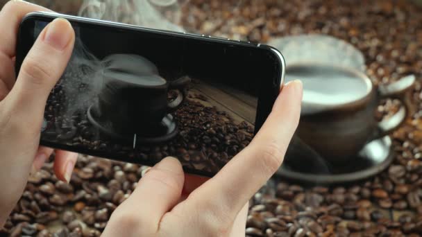 Café Chaud Dans Une Tasse Avec Vapeur Sur Vieux Fond — Video