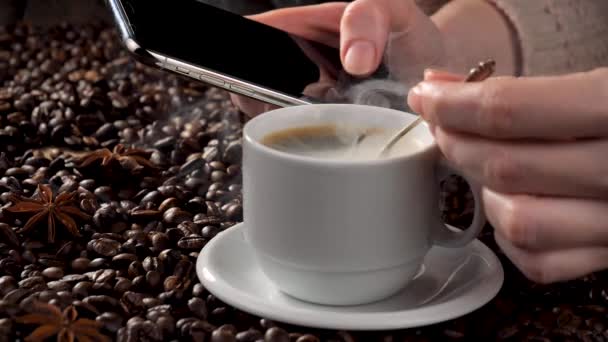 Café Uma Xícara Mexe Lentamente Com Uma Colher — Vídeo de Stock