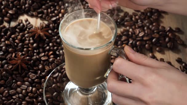 Bardaktaki Kahve Kaşıkla Yavaşça Karıştırılır — Stok video