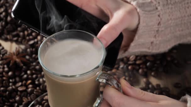 Café Chaud Dans Une Tasse Avec Vapeur Sur Vieux Fond — Video
