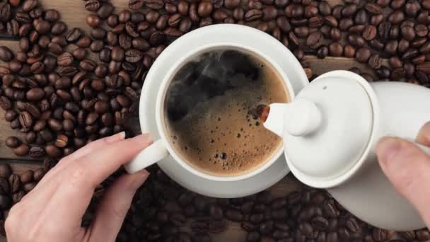 Кофе Паром Наливают Кофейника Чашку — стоковое видео