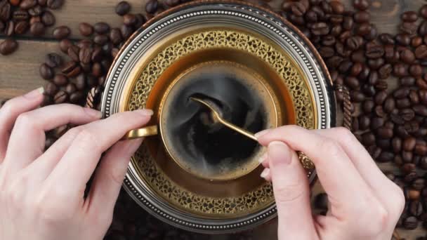Pörkölt Kávébabot Egy Kanállal Keverik Füsttel Serpenyőben — Stock videók
