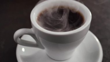 Eski bir fonda buharlı sıcak kahve..
