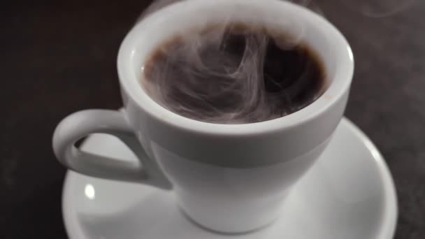 Café Caliente Una Taza Con Vapor Sobre Fondo Viejo — Vídeos de Stock