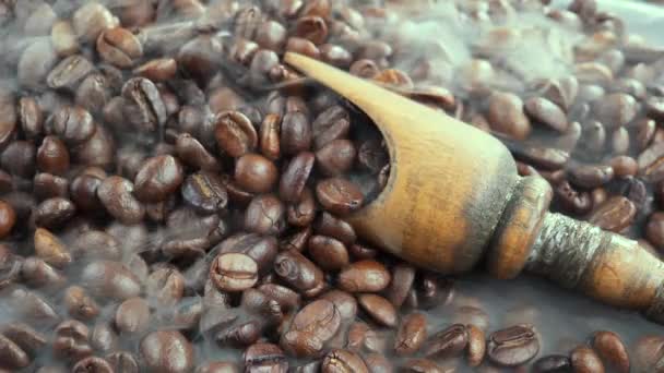 Geröstete Kaffeebohnen Mit Rauch Der Pfanne — Stockvideo