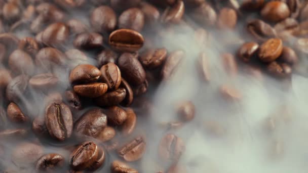 Geröstete Kaffeebohnen Mit Rauch Der Pfanne — Stockvideo