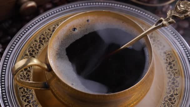 Café Caliente Una Taza Con Vapor Sobre Fondo Viejo — Vídeo de stock