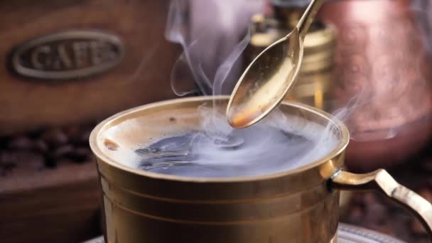 用勺子把蒸咖啡倒入杯子里 — 图库视频影像