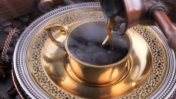 用蒸汽从咖啡壶倒进杯子里的咖啡 — 图库视频影像