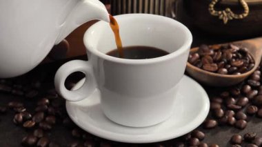 Kahve fincanından kahve fincanına buharlı kahve döküldü.