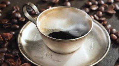 Eski bir fonda buharlı sıcak kahve..