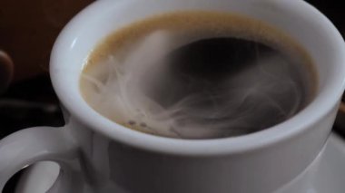 Eski bir fonda buharlı sıcak kahve..