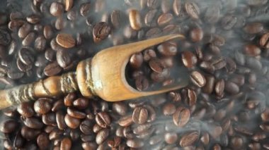 Kavrulmuş kahve çekirdekleri ve tavada duman.