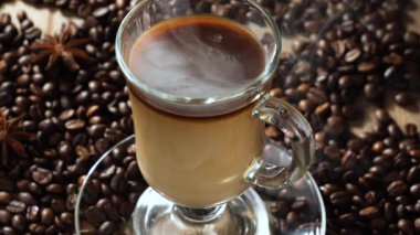 Eski bir fonda buharlı sıcak kahve..