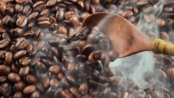 Geröstete Kaffeebohnen Mit Rauch Der Pfanne — Stockvideo