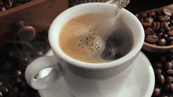 一杯热咖啡 老背景上有蒸汽 — 图库视频影像